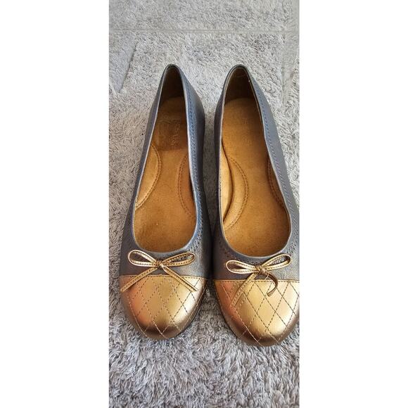 NEW‎ Aerosoles Shoes Womens 7.5 Slip On Ballet Flats Gold Gray Leather Metallic - Picture 1 of 4